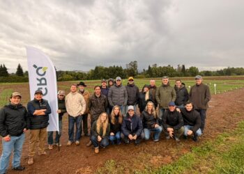 Agricultores de Argentina conocieron trabajo de la UACh en cultivo de cebada